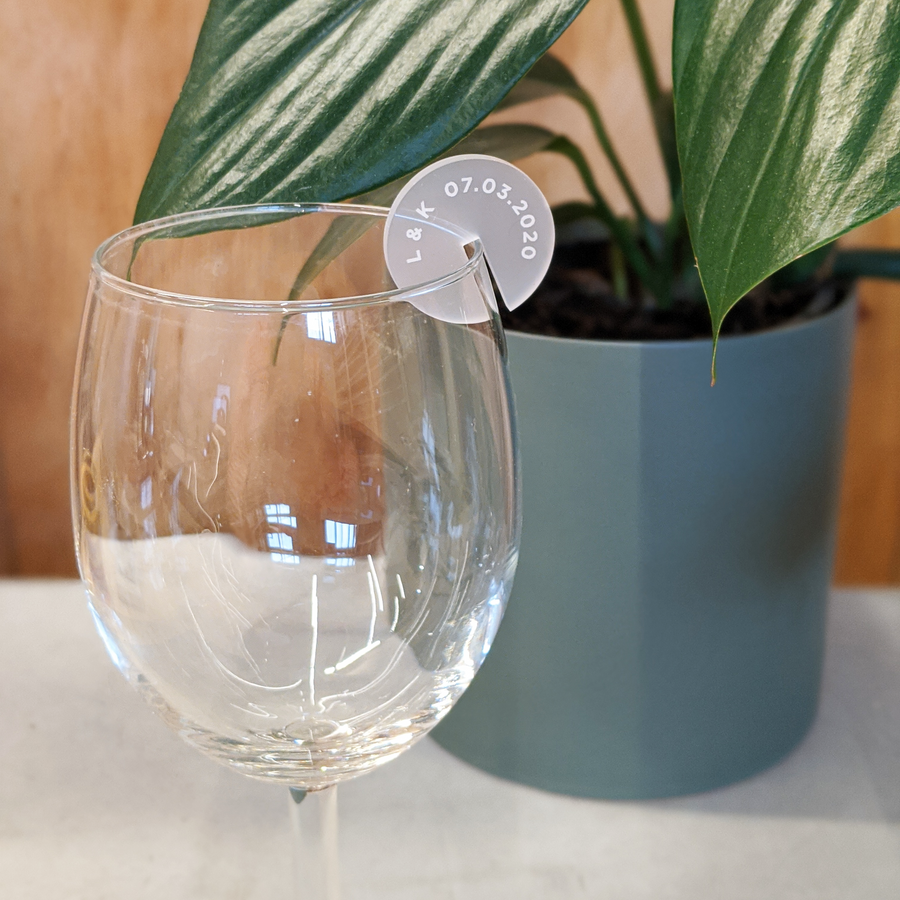 Frosted drink tag on a wine glass, the tag is engraved with the wording L & K 07.03.2020